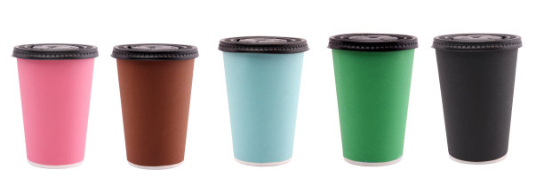 一组孤立在白色背景上的纸杯。图片下载