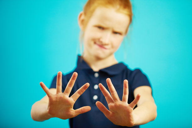 孩子通过把手伸到镜头里表示拒绝，表现出厌恶或拒绝。图片下载