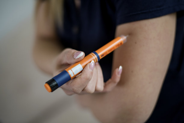 糖尿病女孩在手臂注射胰岛素图片下载