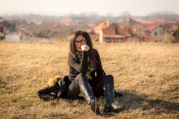 公园里的女人图片下载