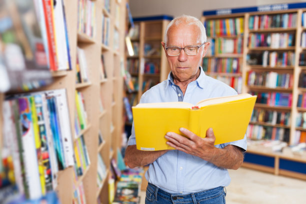 男人读新书图片下载