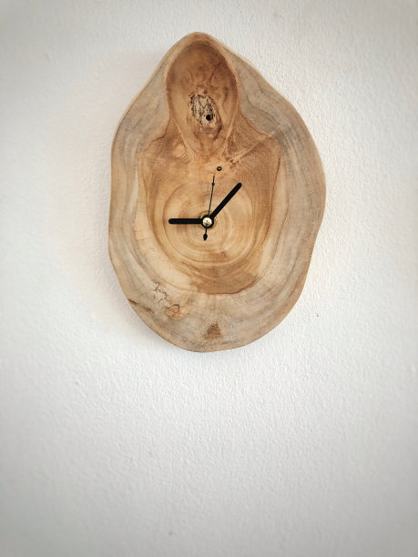 白色墙上木制的挂钟。隔离在白色墙壁和复制空间图片下载