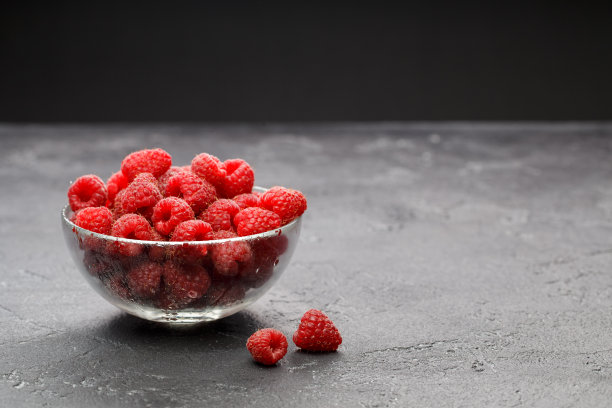 覆盆子在透明玻璃杯中的照片图片下载