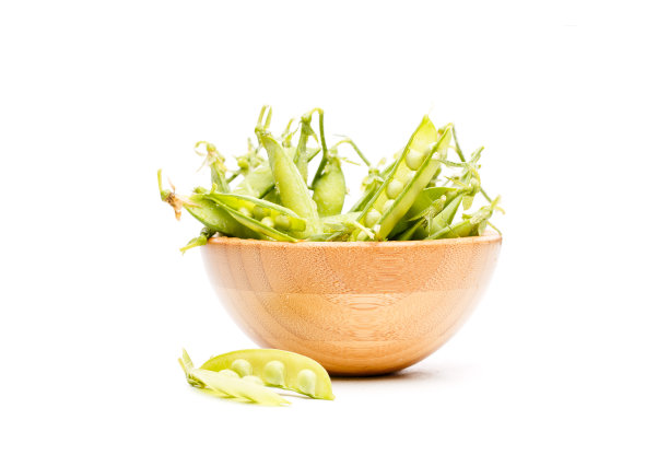 照片中的绿色豌豆荚在木板孤立的白色背景图片下载