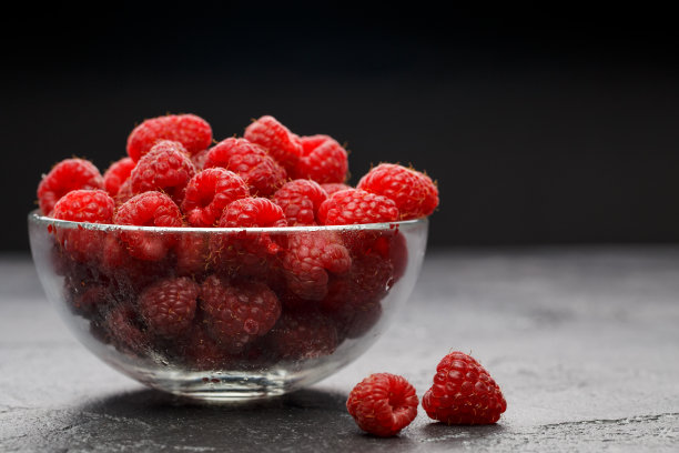 覆盆子在透明玻璃杯中的照片图片下载