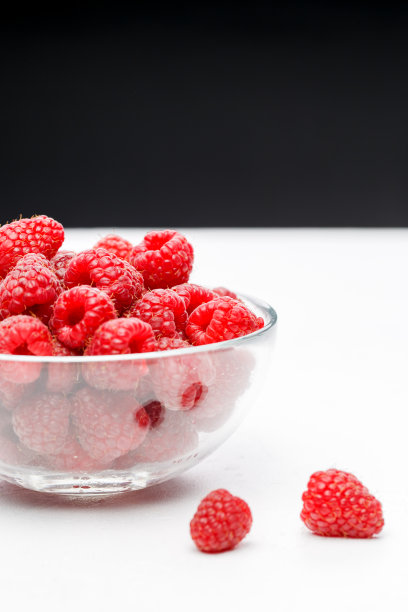 覆盆子在透明杯子里的照片图片下载