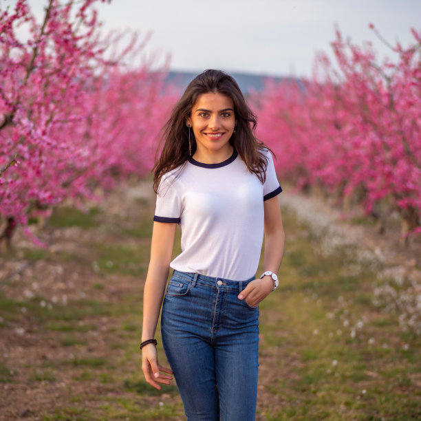 一个坚定的年轻女子走向镜头图片下载