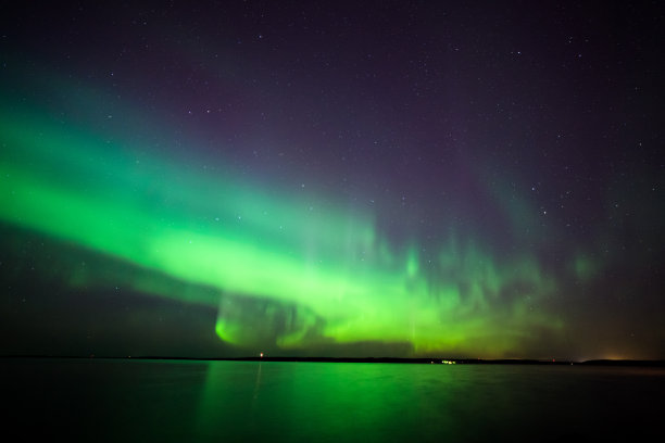 芬兰湖上的北极光图片下载