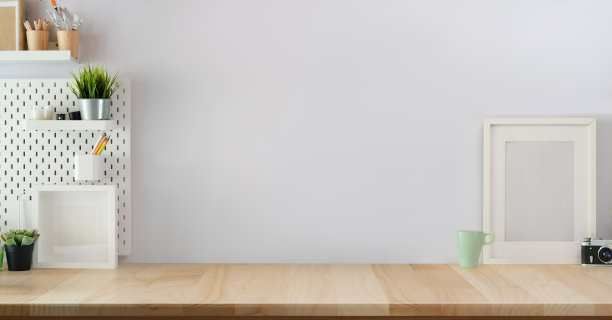 阁楼斯堪的纳维亚工作空间与最小的供应图片下载