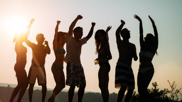 朋友们在暑假聚会图片下载