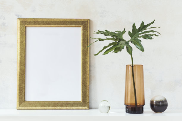 现代和折衷的室内抽象擦墙，金色模拟框架和玻璃球。时尚的空间与设计配件。家居装饰。真实的照片。复制空间的题字。图片下载