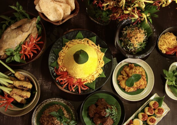 Nasi Tumpeng Nusantara，节日印度尼西亚Rijsttafel从地区菜系七个配菜图片下载