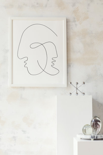 现代和兼收并蓄的室内白色支架，模拟海报框架和金属几何雕塑。时尚的空间与设计配件。家居装饰。抽象的擦墙。真实的照片。图片下载