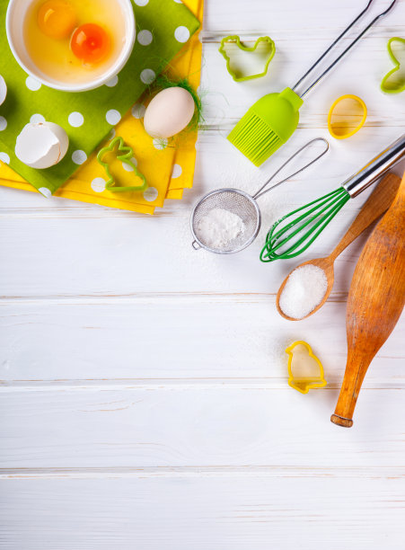 烘焙配料的背景。饼干刀具。逾越节，鸡蛋，面粉，糖。副本的空间。有选择性的重点。图片下载
