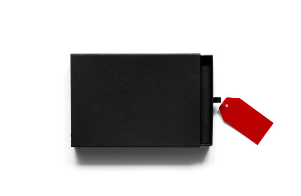 平铺的黑色硬纸板箱与红色标签在白色背景。图片下载