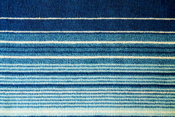 织物地毯的纹理有白色和蓝色的条纹图案图片下载