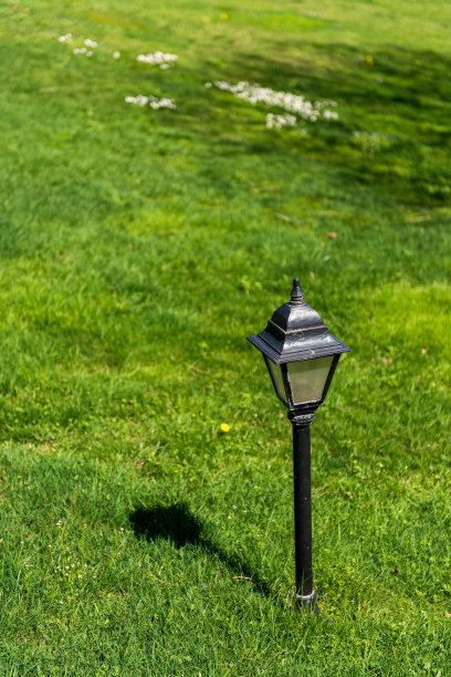 花园里草地上的灯图片下载