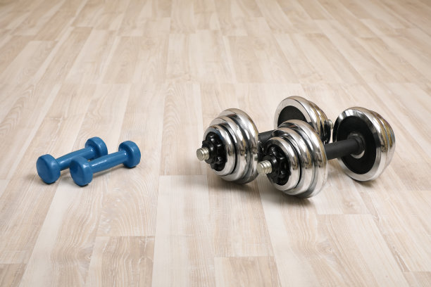 不同重量的运动哑铃。图片下载
