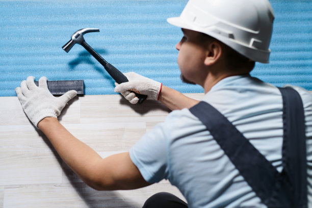 正在安装新的复合木地板。强化地板家居装修概念图片下载