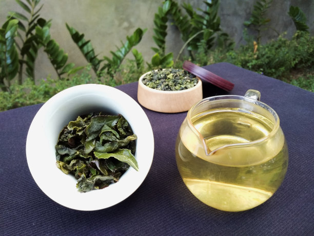 绿茶和红茶仪式。芳香疗法和放松。茶树的叶子。图片下载