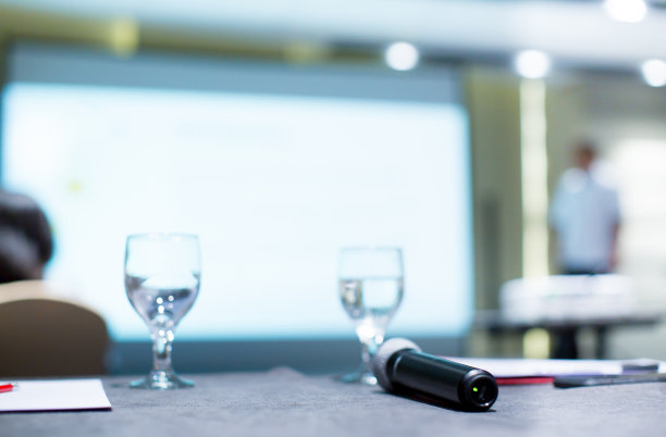 演讲者向观众做演讲。演讲者在会议厅礼堂演讲。商务会议讲师。科技投资者推介活动中的企业演讲人。论坛研讨会。图片下载