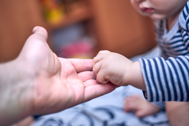 宝宝给了爸爸一个东西，在摄像头里紧紧抓住它图片下载