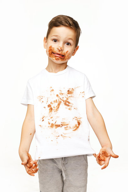 小男孩的脸和手都在巧克力里图片下载