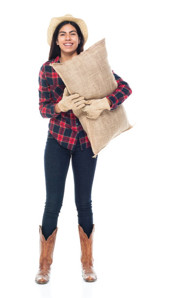 美丽年轻的拉丁女性正拿着一个粗麻袋图片下载