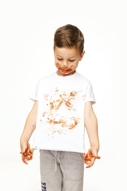 小男孩的脸和手都在巧克力里图片下载