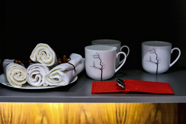 碗碟在碗柜里图片下载