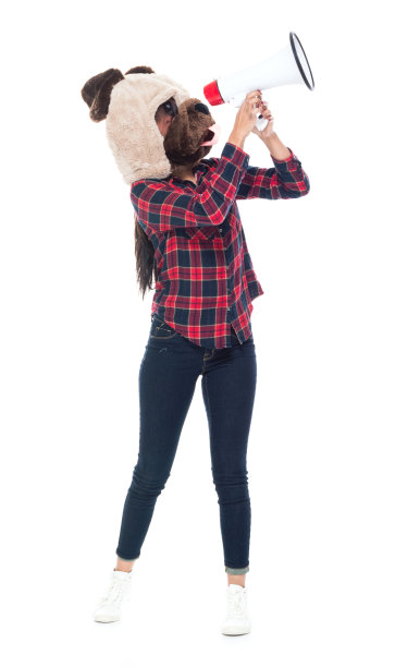 美丽年轻的拉丁女性用扩音器像狗一样说话图片下载