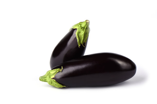 两个茄子或茄子孤立在白色背景上。图片下载