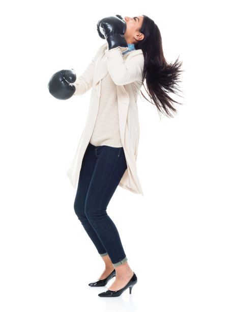 迷人的年轻拉丁女性正在拳击图片下载