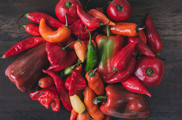 一组不同颜色和形状的辣椒。前视图。图片下载