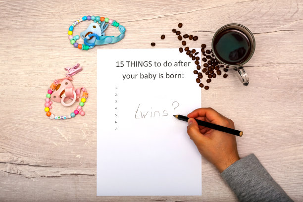 说明宝宝出生后要做的15件事。白色A4纸上的蓝色背景与题字双胞胎。图片下载