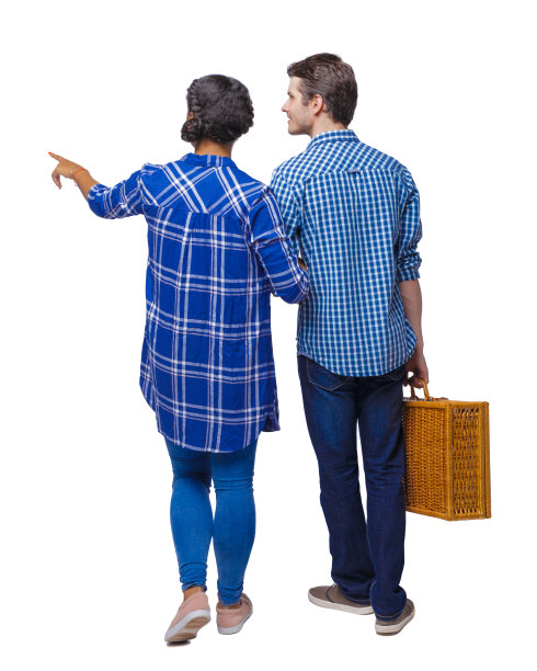 带着野餐袋的跨种族夫妇的后视图，他们拥抱并指出。图片下载