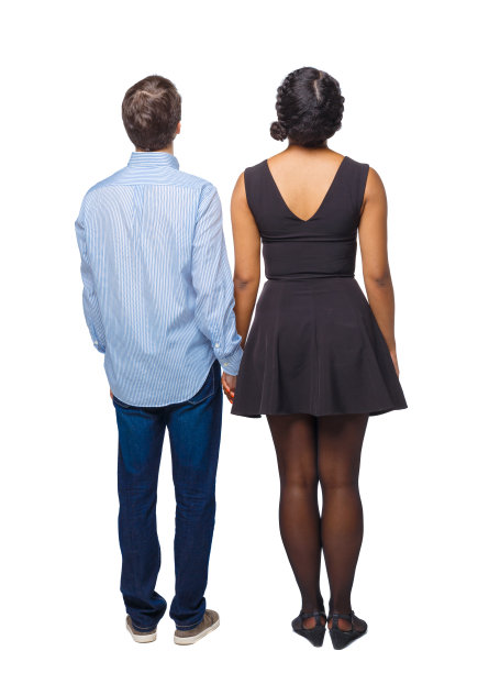 跨种族夫妇的后视图。图片下载