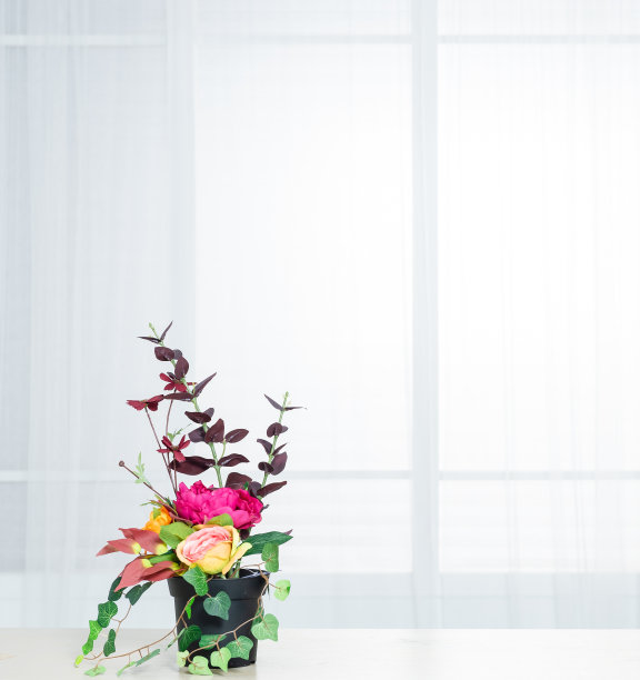 有美丽的花和各种各样的物品在大客厅的窗户前。图片下载