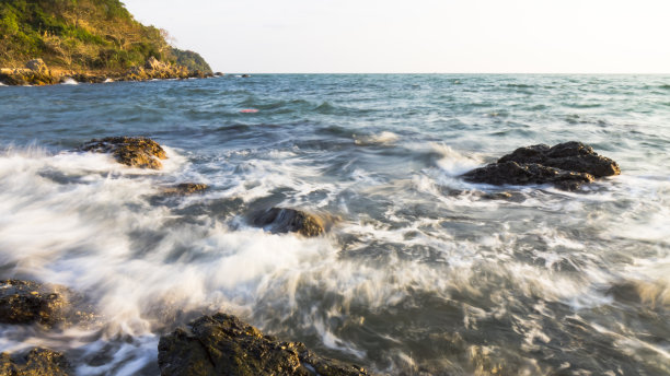 日落时长时间暴露在海浪中图片下载
