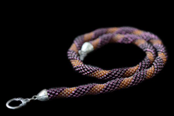 螺旋项链两种颜色孤立在一个黑色的背景接近图片下载