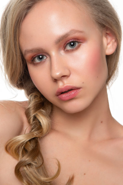 美女肖像女性的脸与自然的皮肤图片下载