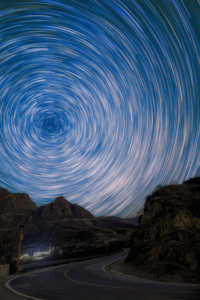 向梵高致敬:灿烂的星空图片下载