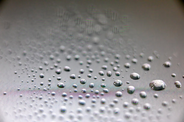 智能手机屏幕上的水滴图片下载