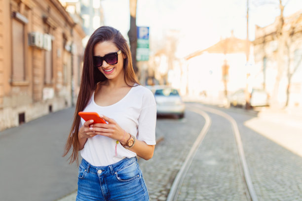 年轻漂亮的女人打来电话图片下载