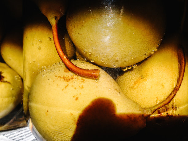 黑暗地窖里的美味的黄梨罐头。果盘。装在玻璃罐里的冬日零食。玻璃与梨子孤立的背景照片。银行里的梨罐头。关闭了。冬天的收获。图片下载