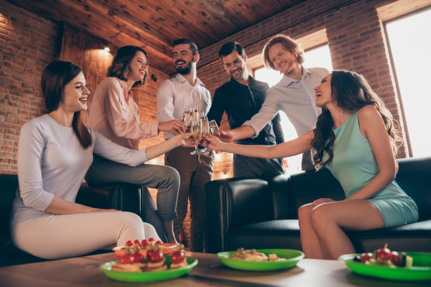 特写照片有有趣的朋友周年纪念活动公司出去说祝酒她她的女士他他他的男人酒杯金色的饮料穿着礼服衬衫正装坐沙发阁楼房间室内图片下载