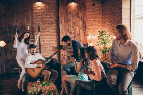 近距离的照片有乐趣的聚会最好的朋友朋友出去出去独奏者弹吉他摇滚传奇她她的女士他他他的男人穿裙子衬衫正式的穿坐沙发阁楼房间室内图片下载