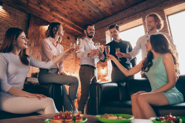 特写照片有有趣的朋友周年纪念活动公司出去说祝酒她她的女士他他他的男人酒杯金色的饮料穿着礼服衬衫正装坐沙发阁楼房间室内图片下载