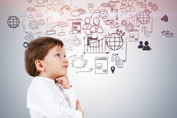 小男孩在考虑商业计划图片下载