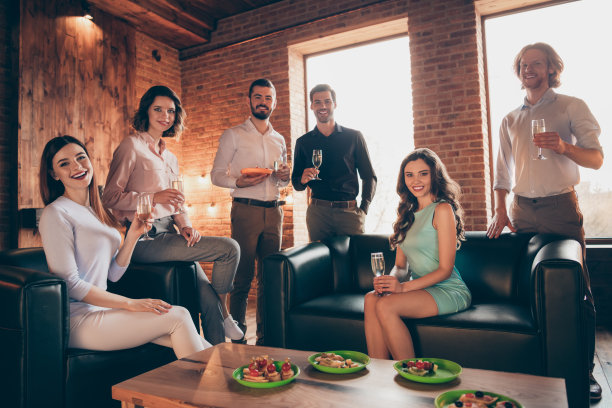 特写照片有好玩的朋友周年纪念活动公司出去她她的女士他他他的男人酒杯金色的葡萄酒饮料穿着礼服衬衫正装坐舒适的沙发阁楼房间室内图片下载
